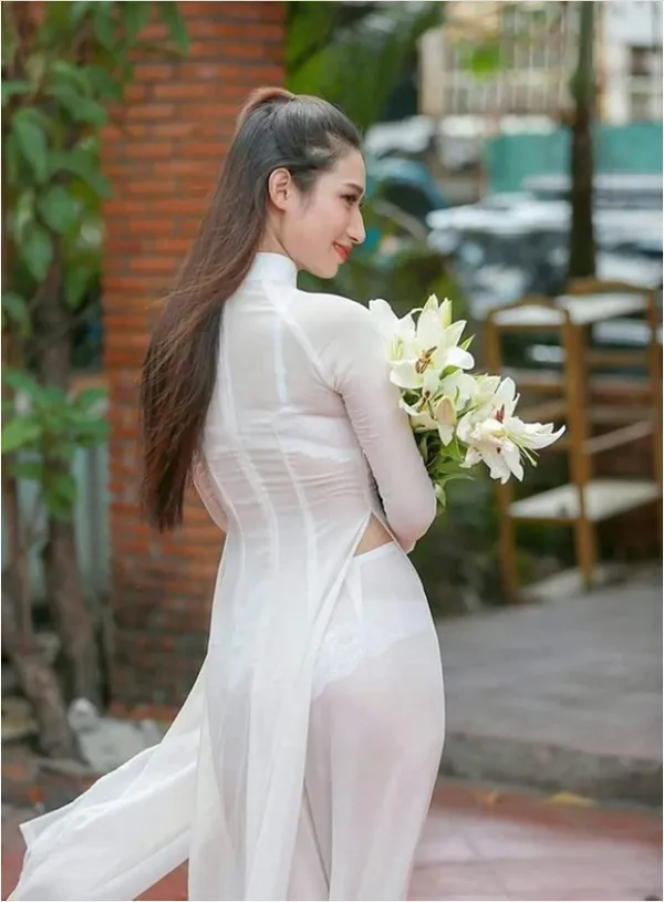 Lộ khi mặc đồ sáng màu